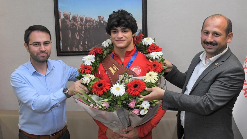 Dünya şampiyonu çiçeklerle karşılandı 