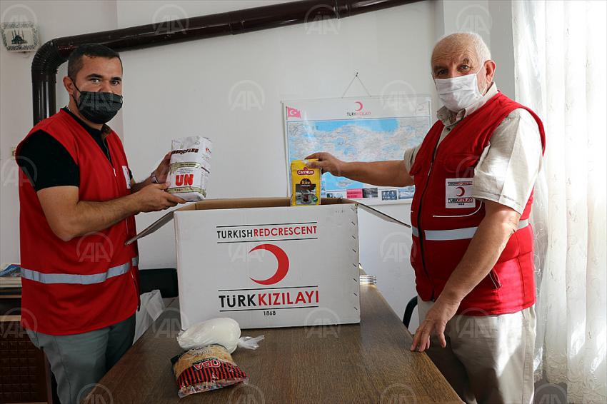Çocukken kendisine kumaş ve çanta veren Türk Kızılayın 45 yıllık gönüllüsü