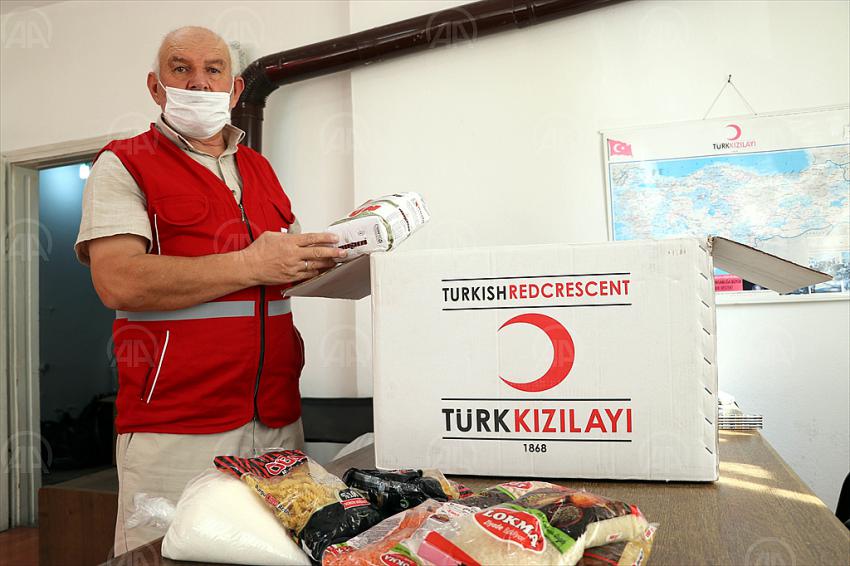 Çocukken kendisine kumaş ve çanta veren Türk Kızılayın 45 yıllık gönüllüsü
