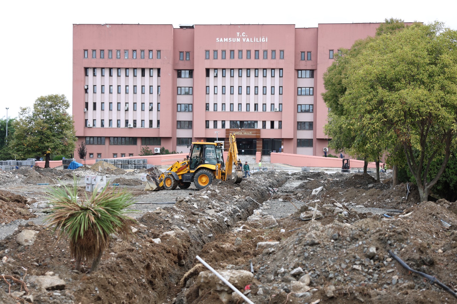 BÜYÜKŞEHİR’DEN VALİLİK MEYDANI’NA MODERN DOKUNUŞ
