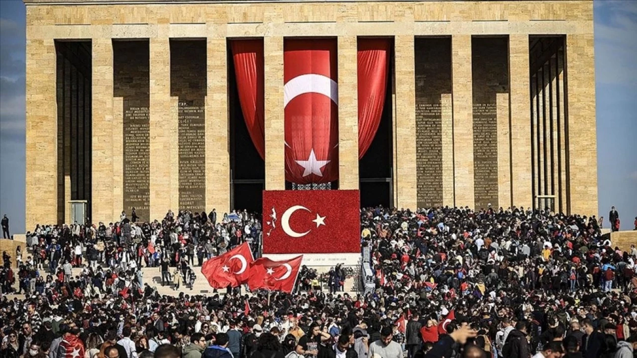 Cumhuriyet’in 102. Yılında Anıtkabir’e Ziyaretçi Akını: 1 Milyon 125 Bin 311 Kişi Ata’sının Huzuruna Çıktı