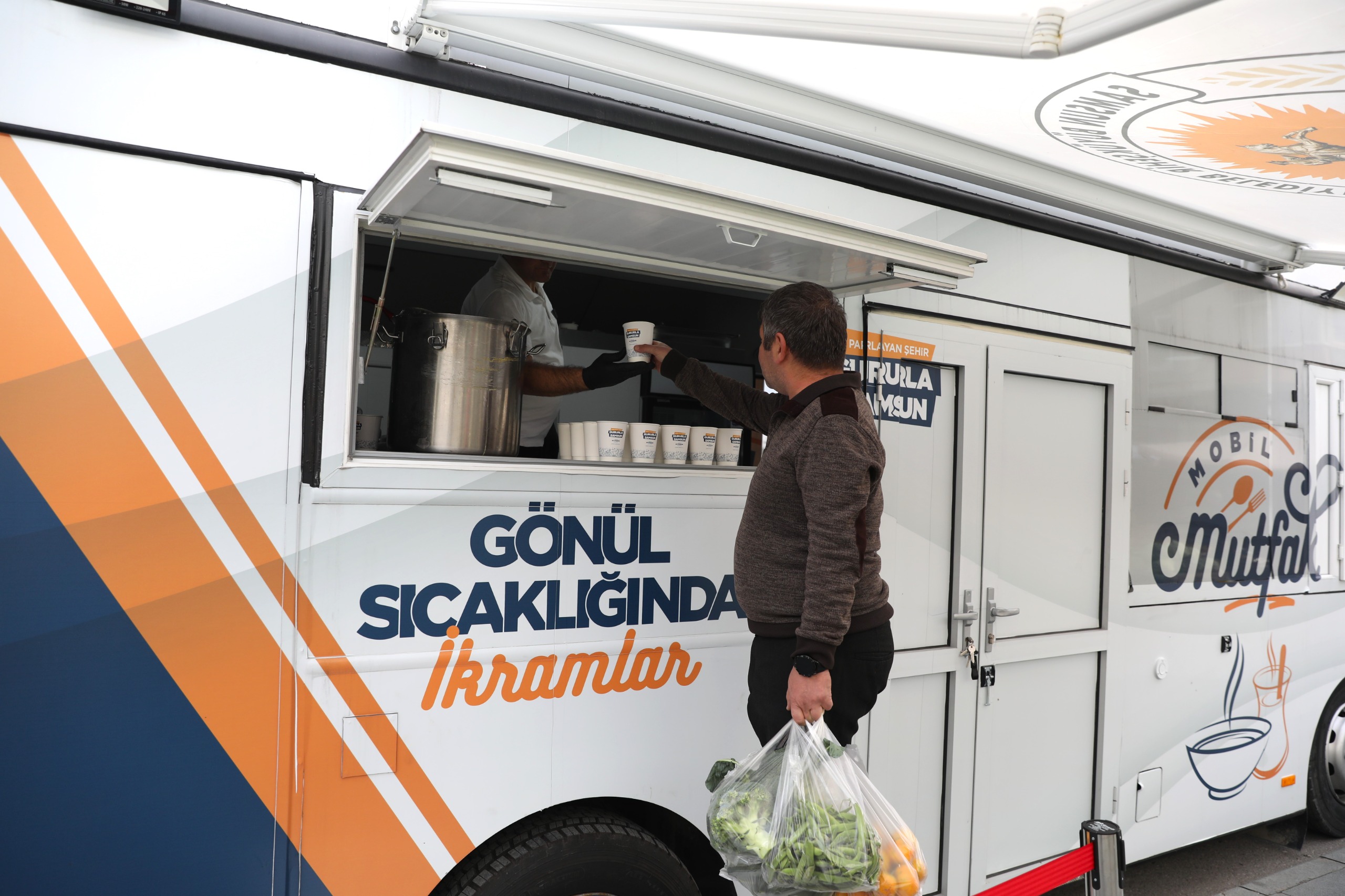 BÜYÜKŞEHİR’DEN GÖNÜLLERE DOKUNAN HİZMET: SOĞUK HAVADA SICAK ÇORBA İKRAMI