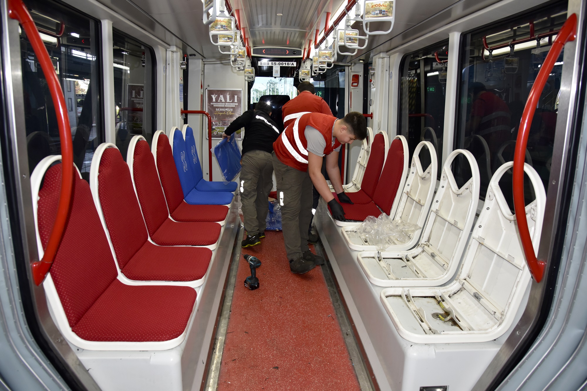 TRAMVAYLARDA KOLTUKLAR YENİLENDİ