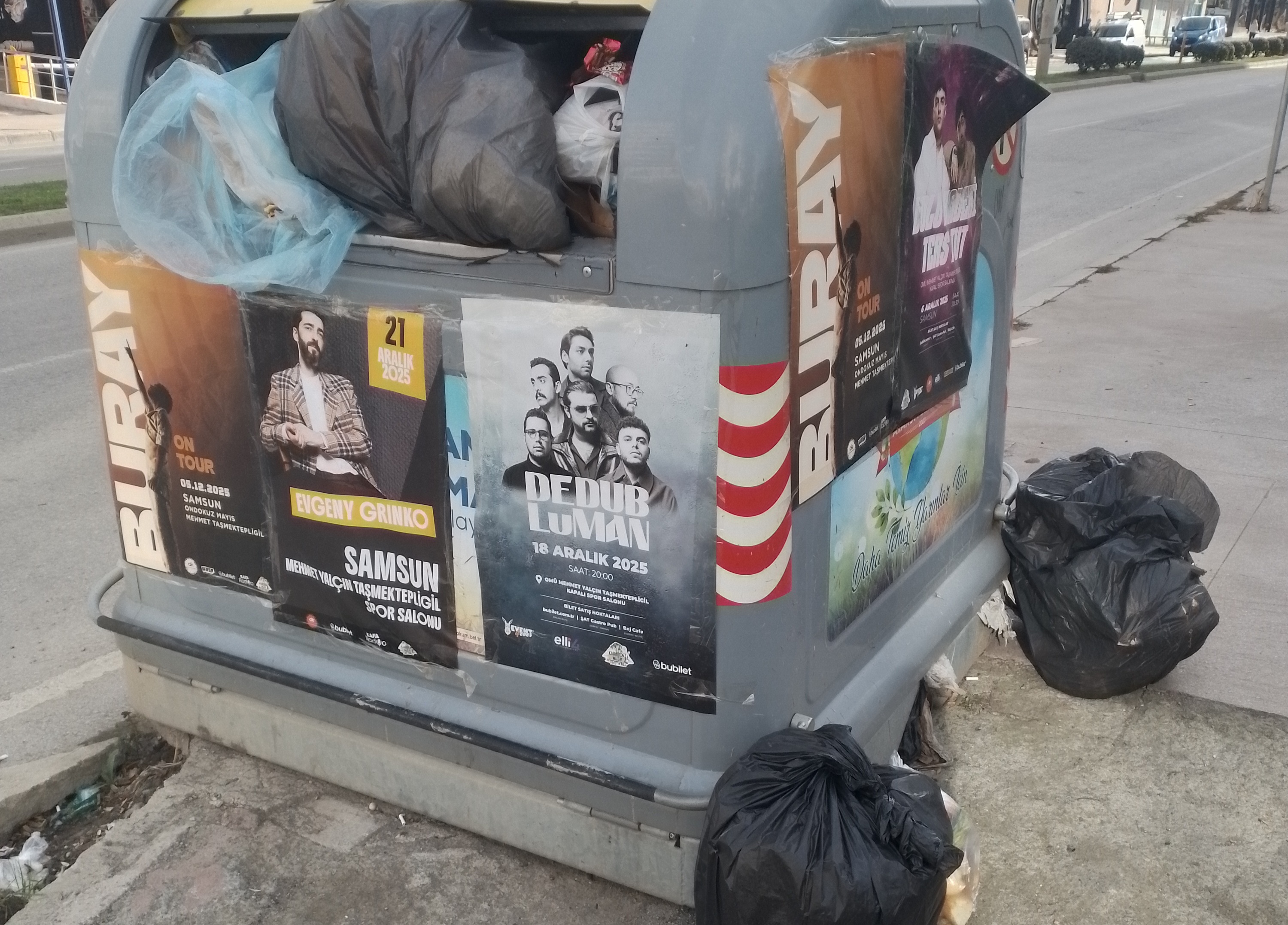 ATAKUM'DA GEÇ TOPLANAN ÇÖPLER RAHATSIZLIK VERMEYE DEVAM EDİYOR !