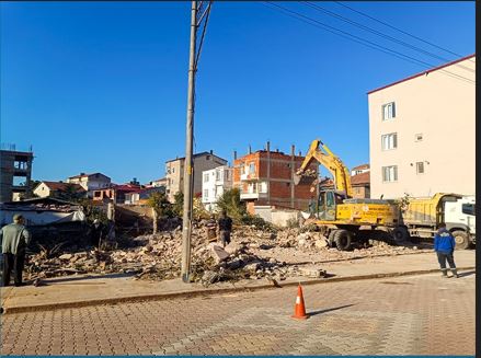 Bafra’da metruk binalar bir bir yıkılıyor