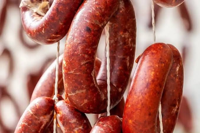 DANA ETİ YAZMISLAR  SUCUKTA KANATLI ETI KULLANMISLAR 