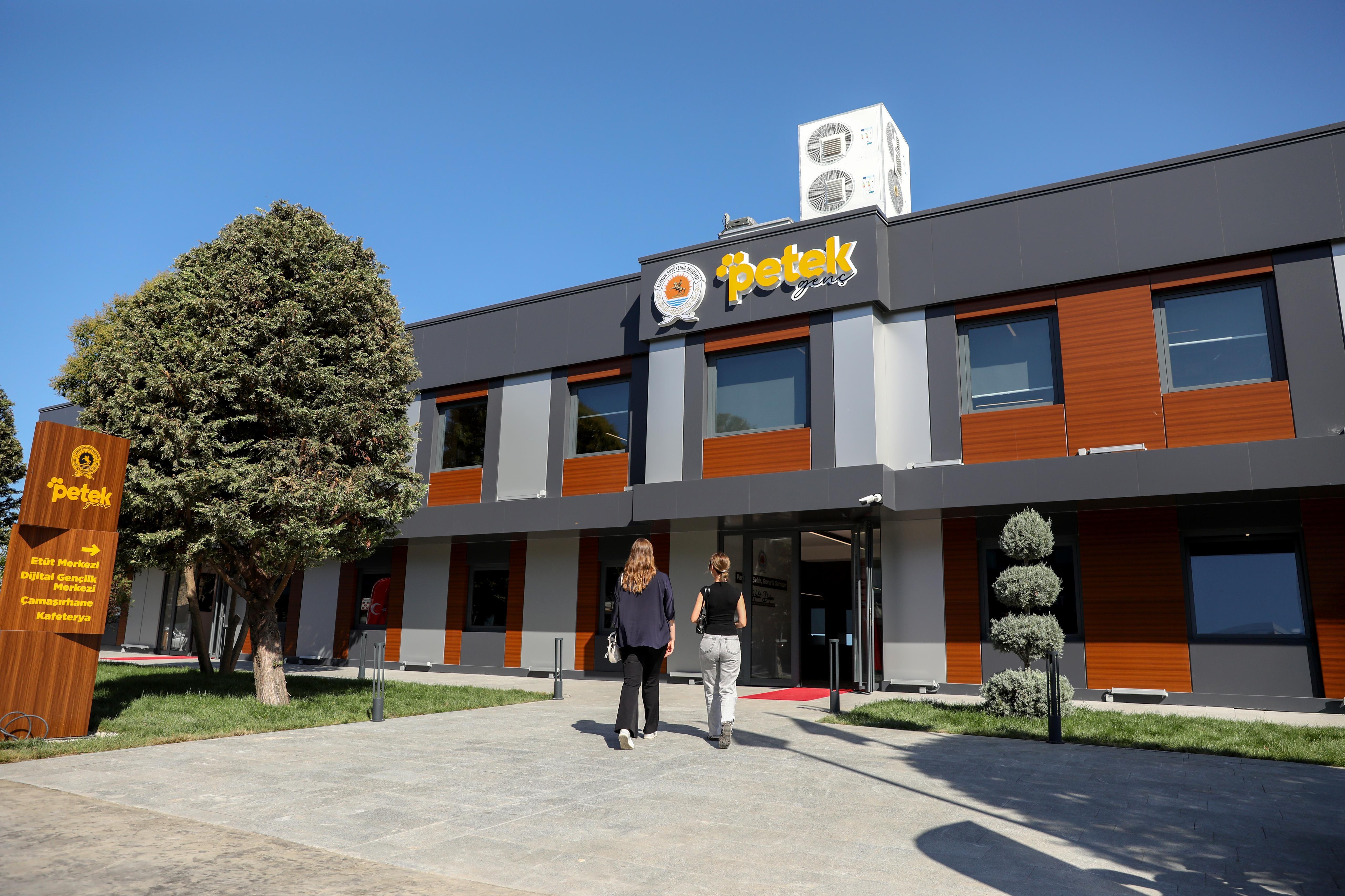 PETEK GENÇ DİJİTAL GENÇLİK MERKEZİ’NDE KURSLAR DEVAM EDİYOR
