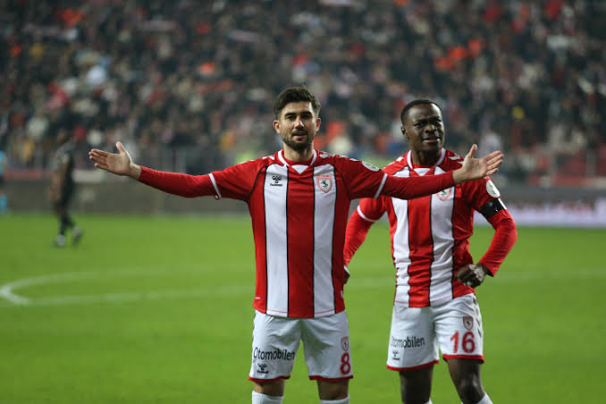 BURSASPOR’DA TRANSFER HAREKETLİLİĞİ SÜRÜYOR SAMSUNSPORLU FUTBOLCU  BURSASPOR YOLUNDA 