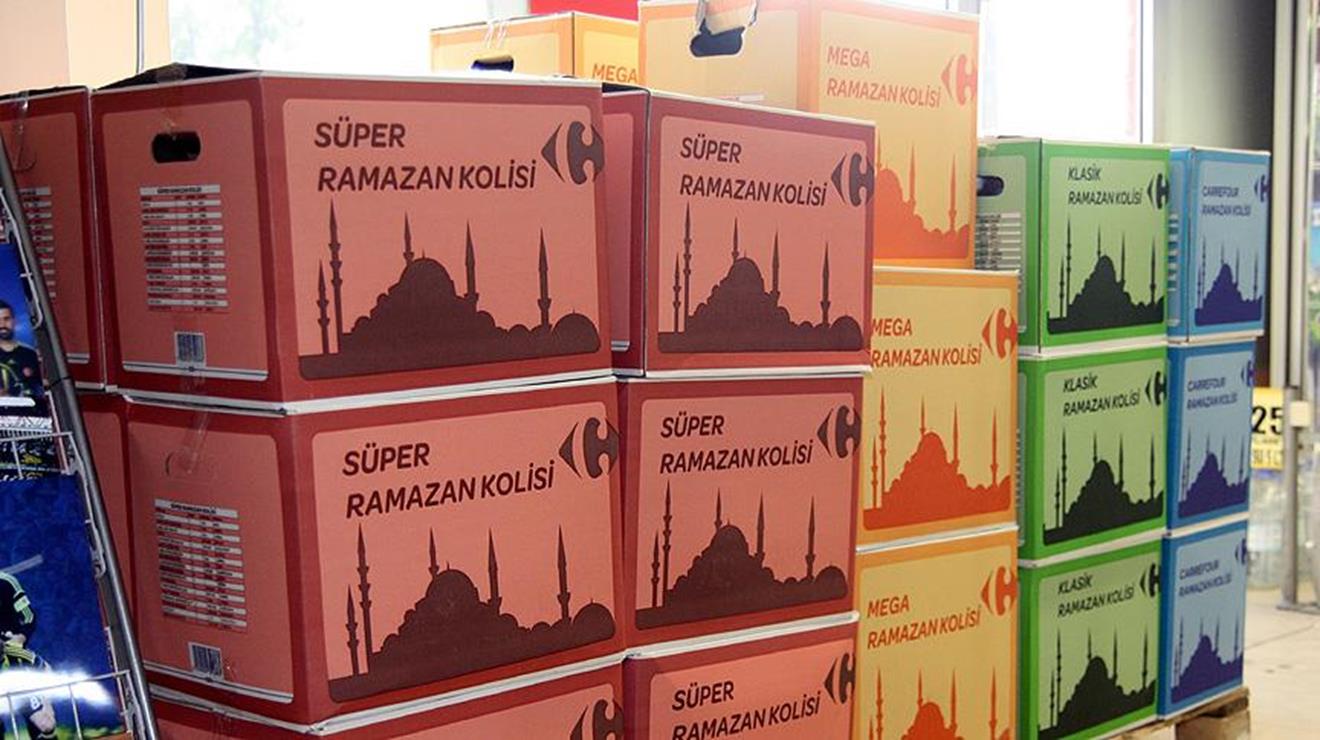 Türkiye genelinde artan gıda enflasyonunun Ramazan döneminde daha görünür hale geldiği, kolilerin pahalanmasının sosyal yardımlaşma faaliyetlerini de zorlaştırabileceğini belirtiyor.