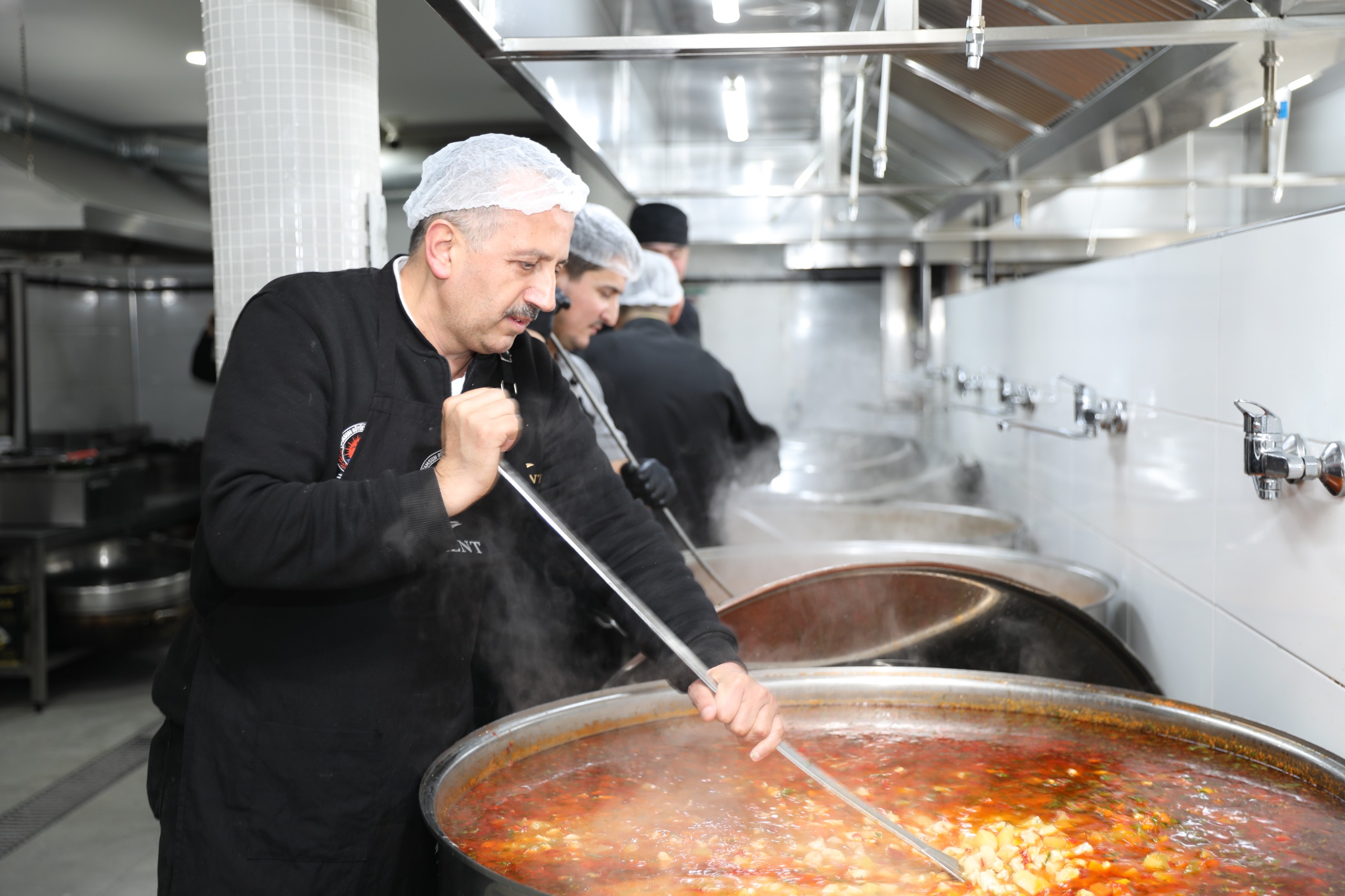 BÜYÜKŞEHİR BELEDİYESİ BİNLERCE KİŞİYİ İFTAR SOFRALARINDA BULUŞTURUYOR