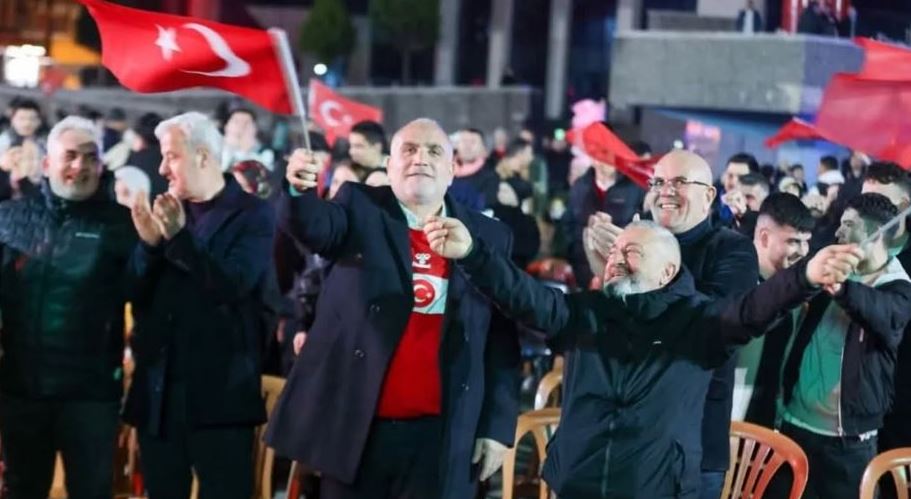CANİK TE DEV EKRAN DA MAÇ KEYFİ