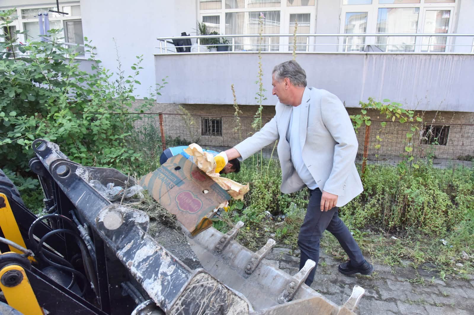 Tekkeköy'de Temizlik ve Çevre Düzenleme Çalışmaları Sürüyor