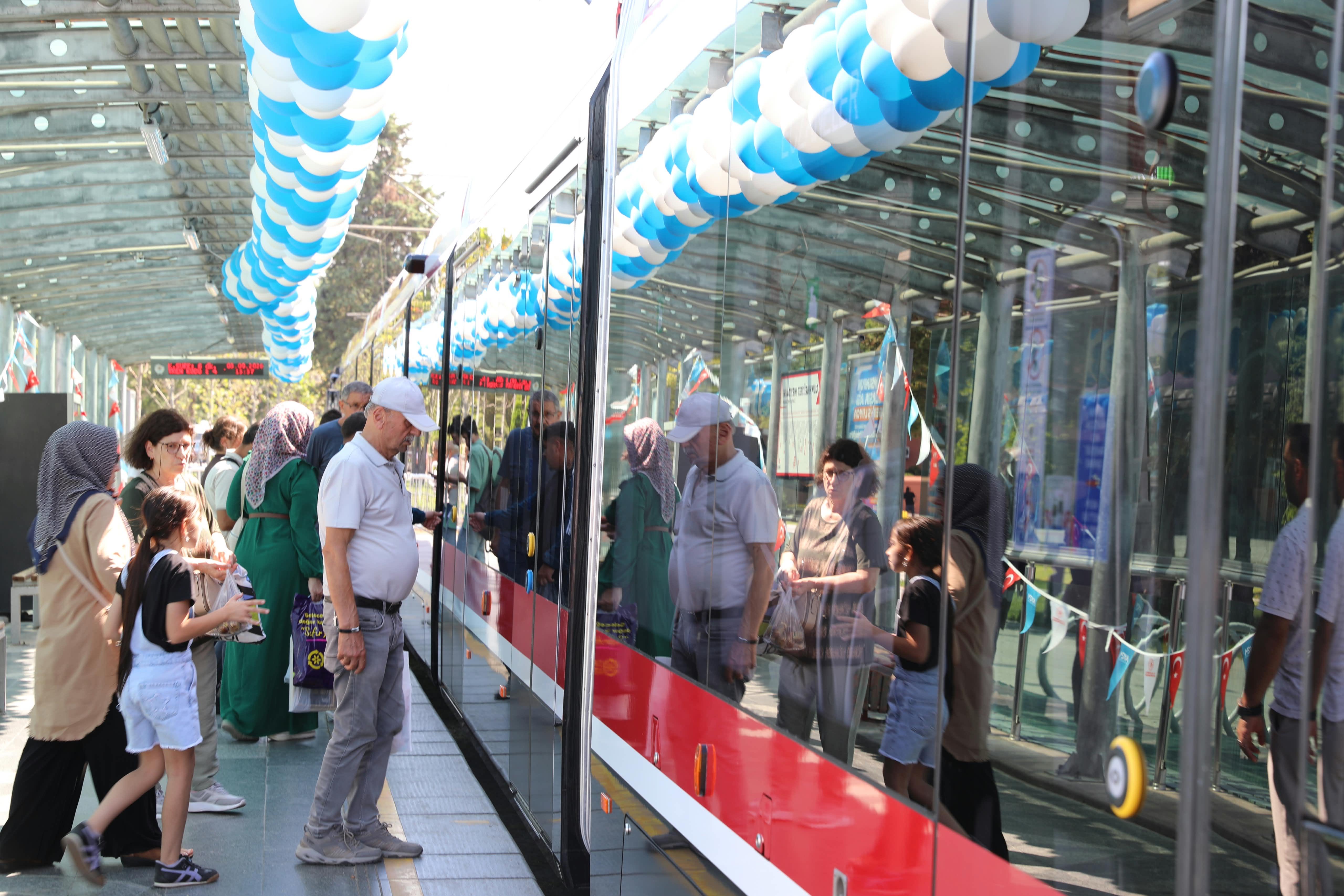 VATANDAŞLARDAN YENİ TRAMVAYLARA TAM NOT