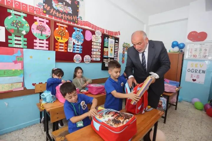 Canik’te Birinci Sınıf Öğrencilerine Çanta ve Kırtasiye Desteği