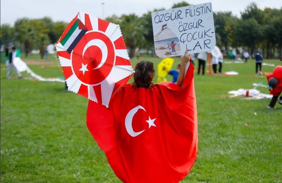 Uçurtmalar Vurulmasın, Gökyüzü Çocuklara Kalsın