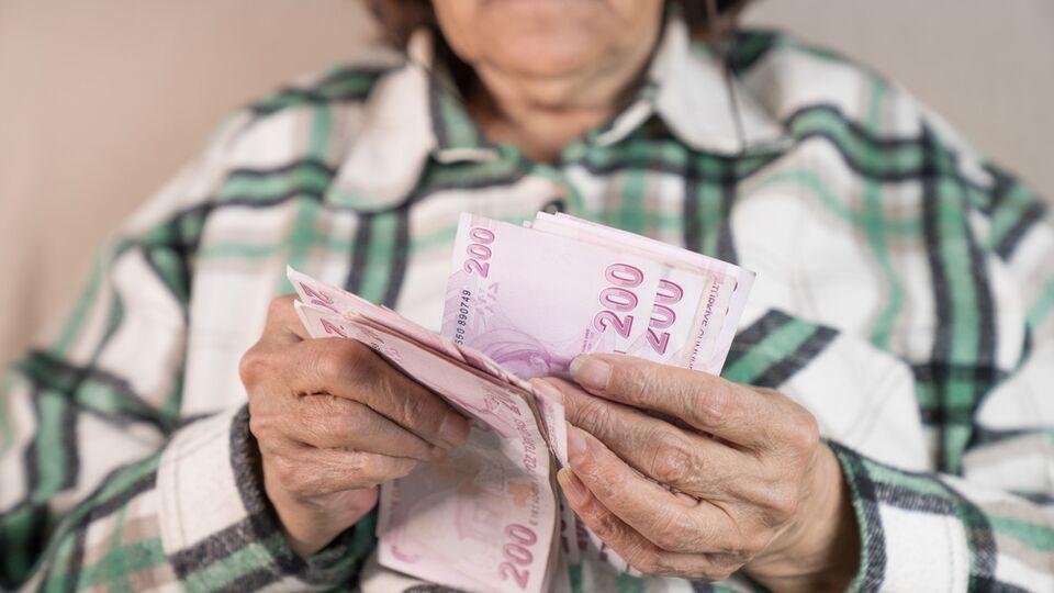 65 yaş üstü emeklilere daha yüksek zam gündemde
